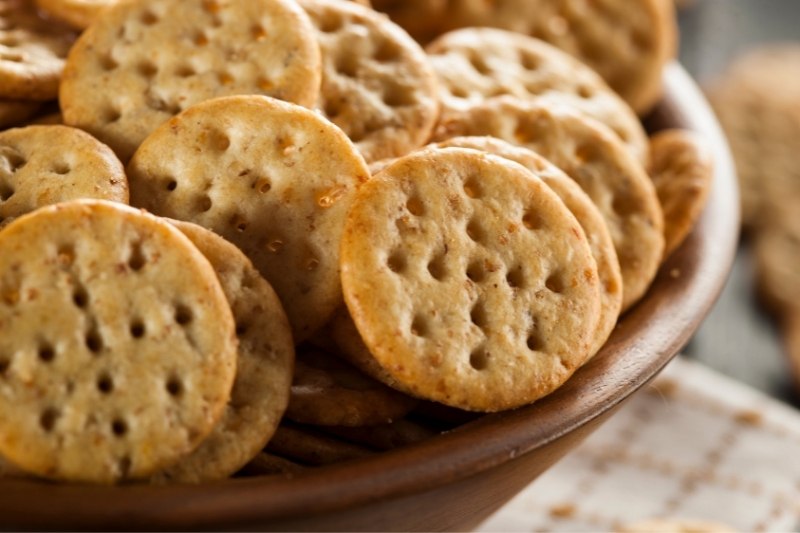 can dogs eat crackers